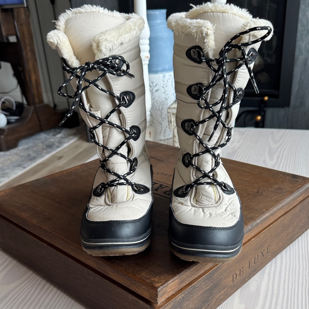 Cozy Women's Winter Boots with Black and Cream Design